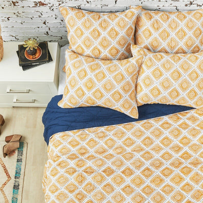 yellow and white carver quilt set